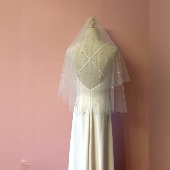 Pearl Beaded Short Wedding Veil with Comb Waist Length main image 7
